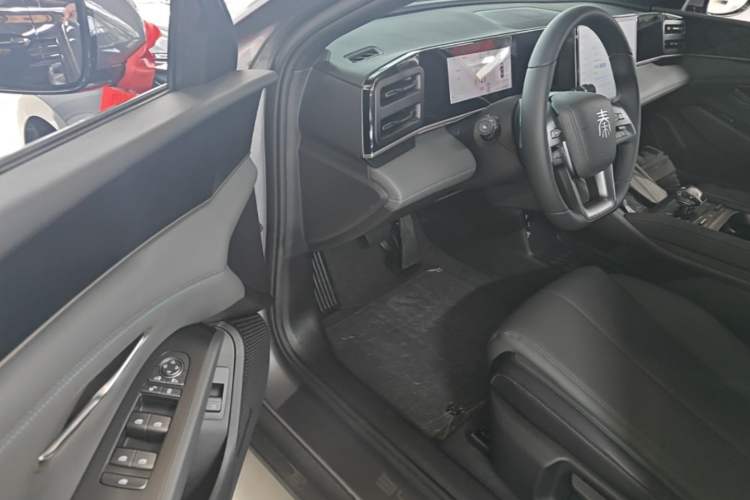 Used BYD Qin L 2025 DM-i Smart Drive 80KM Leading Model Driver Seat