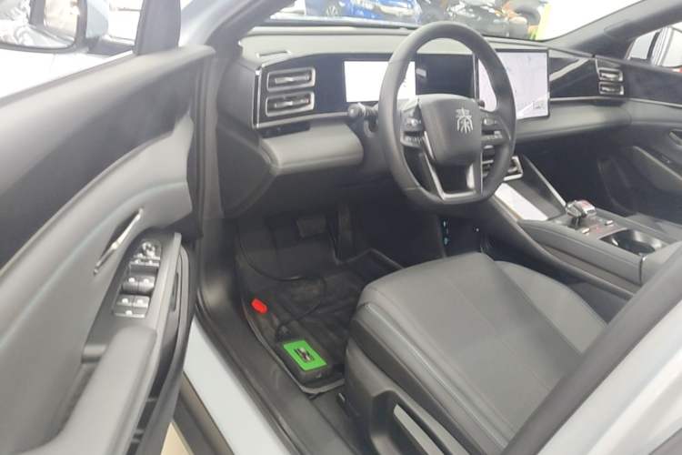 Used BYD Qin L 2025 DM-i Smart Drive 80KM Leading Model Driver Seat