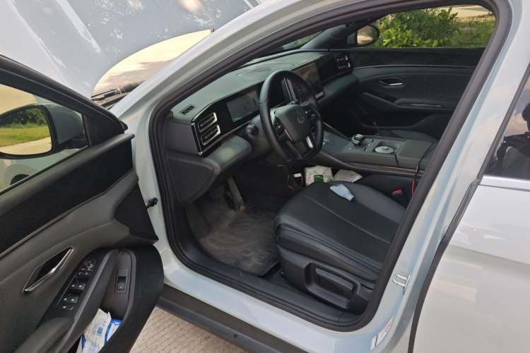 Used BYD Qin L 2025 DM-i Smart Drive 80KM Leading Model Driver Seat