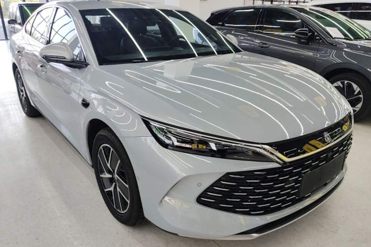 Used BYD Qin L 2025 DM-i Smart Drive 120KM Superior Model Front Right 45 Deg