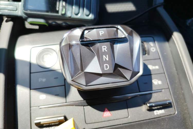 Used BYD Qin L 2025 DM-i Smart Drive 80KM Leading Model Gear Lever