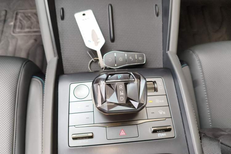 Used BYD Qin L 2025 DM-i Smart Drive 120KM Leading Model Gear Lever