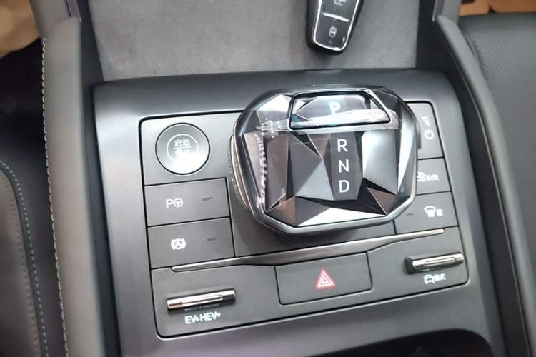 Used BYD Qin L 2025 DM-i Smart Drive 120KM Superior Model Gear Lever
