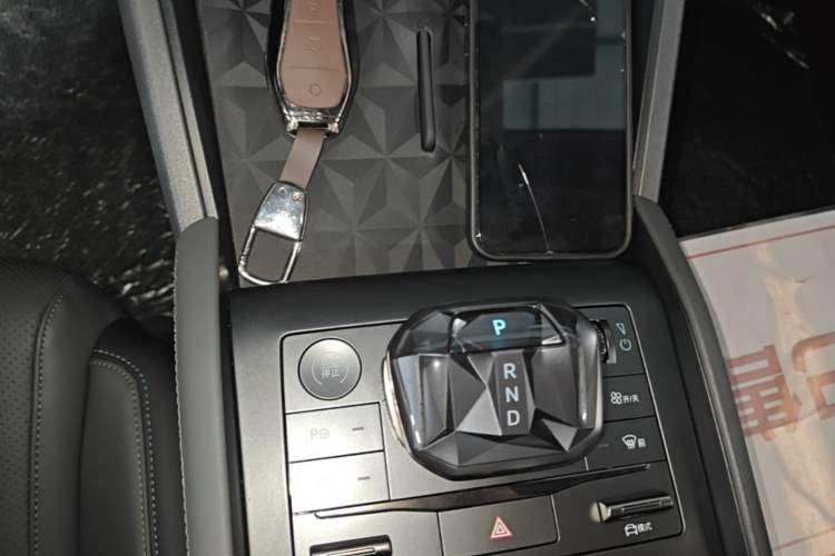 Used BYD Qin L 2025 DM-i Smart Drive 80KM Leading Model Gear Lever