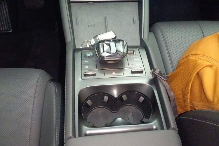 Used BYD Qin L 2025 DM-i Smart Drive 120KM Superior Model Gear Lever