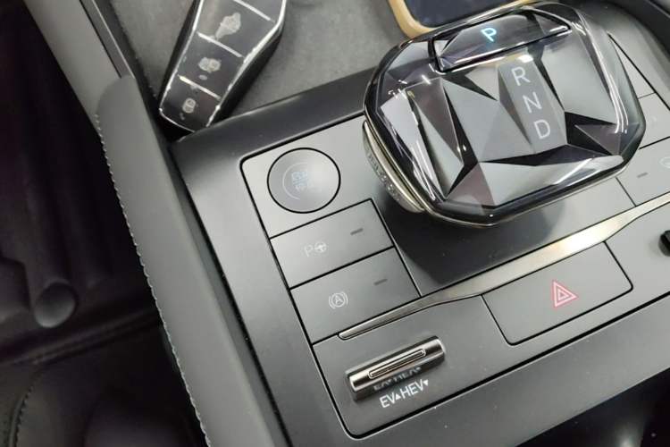 Used BYD Qin L 2025 DM-i Smart Drive 120KM Superior Model Gear Lever