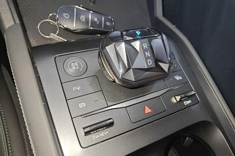 Used BYD Qin L 2025 DM-i Smart Drive 80KM Leading Model Gear Lever
