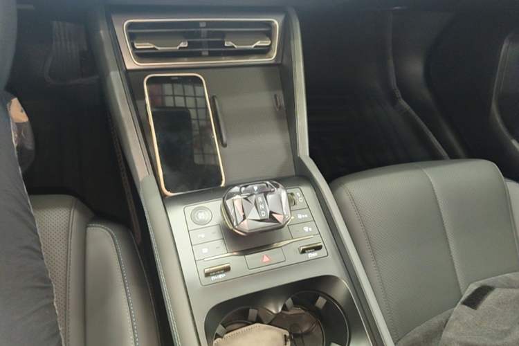 Used BYD Qin L 2025 DM-i Smart Drive 80KM Leading Model Gear Lever