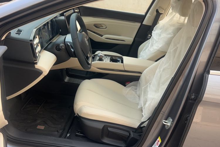 Used BYD Qin L 2025 DM-i Smart Drive 80KM Leading Model Interior 1