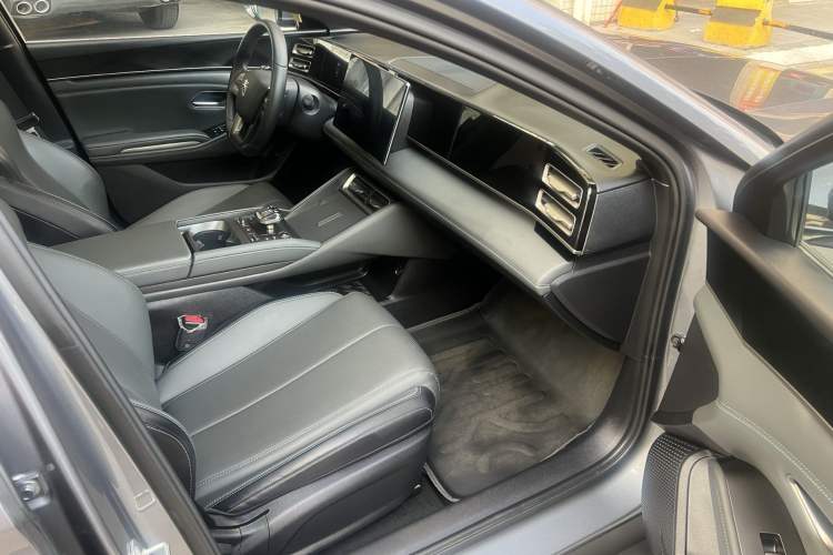Used BYD Qin L 2025 DM-i Smart Drive 120KM Leading Model Interior 2