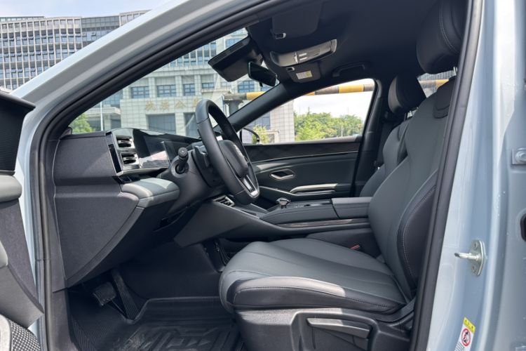 Used BYD Qin L 2025 DM-i Smart Drive 80KM Leading Model Interior 2