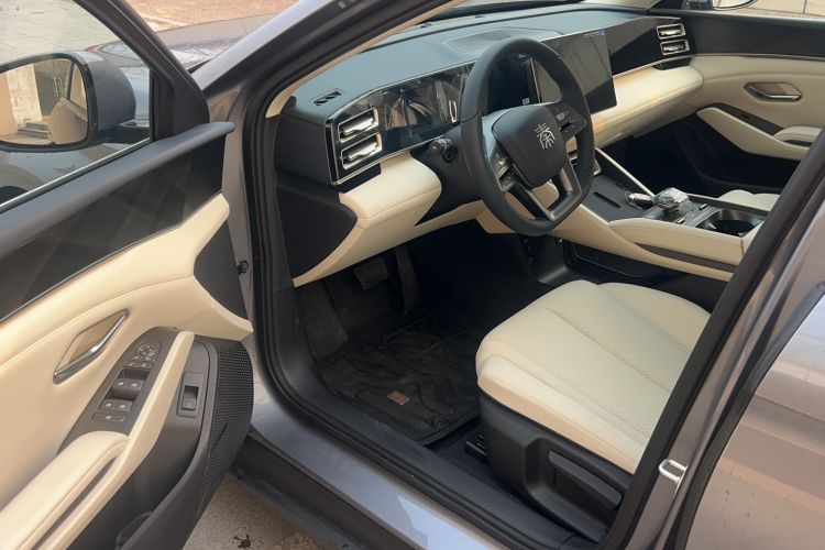 Used BYD Qin L 2025 DM-i Smart Drive 80KM Leading Model Interior 2