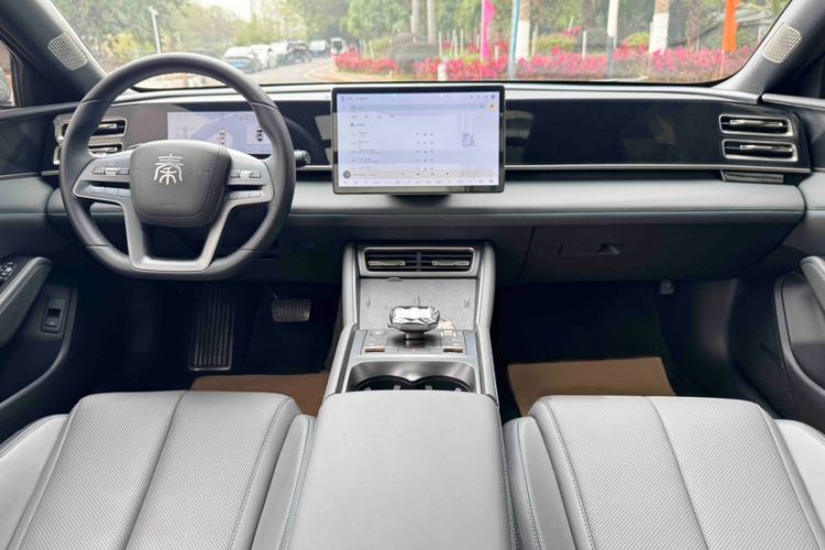 Used BYD Qin L 2025 DM-i Smart Drive 120KM Superior Model Interior 7