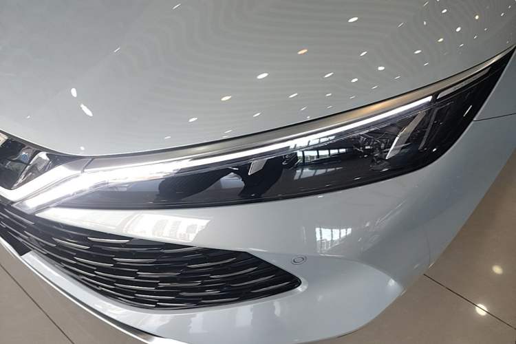 Used BYD Qin L 2025 DM-i Smart Drive 120KM Superior Model Left Front Headlight