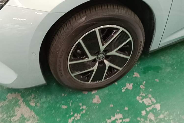 Used BYD Qin L 2025 DM-i Smart Drive 120KM Superior Model Left Front Wheel Hub