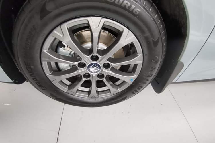 Used BYD Qin L 2025 DM-i Smart Drive 80KM Leading Model Left Front Wheel Hub