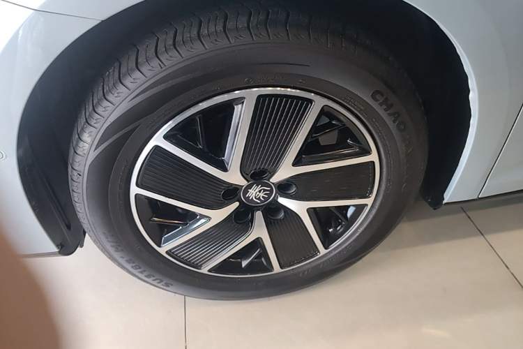 Used BYD Qin L 2025 DM-i Smart Drive 120KM Superior Model Left Front Wheel Hub