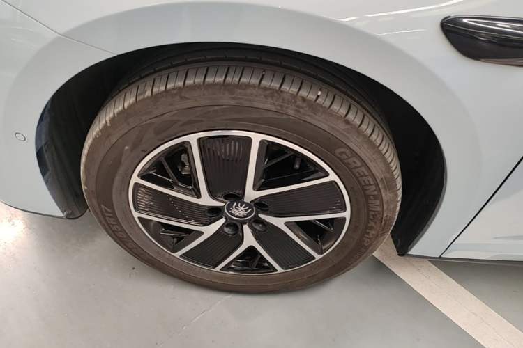 Used BYD Qin L 2025 DM-i Smart Drive 120KM Superior Model Left Front Wheel Hub