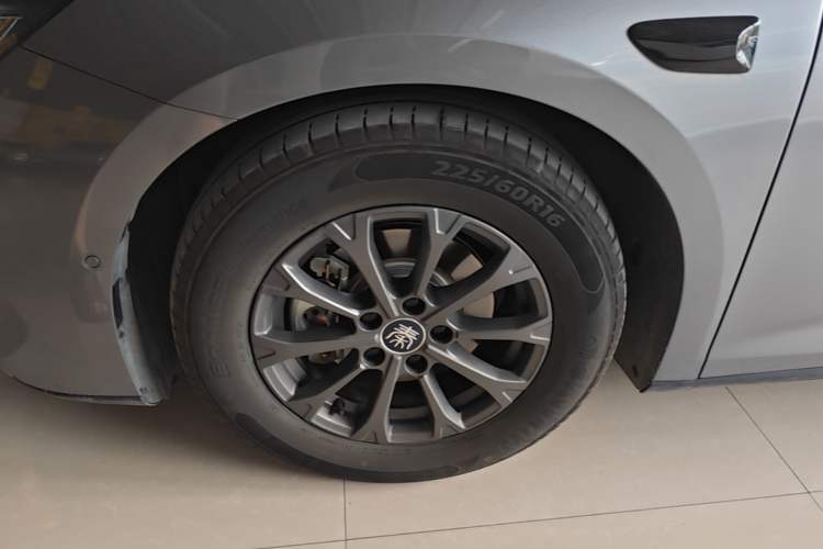 Used BYD Qin L 2025 DM-i Smart Drive 80KM Leading Model Left Front Wheel Hub