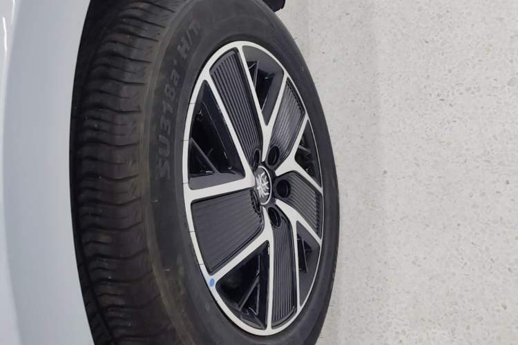 Used BYD Qin L 2025 DM-i Smart Drive 120KM Superior Model Left Front Wheel Hub