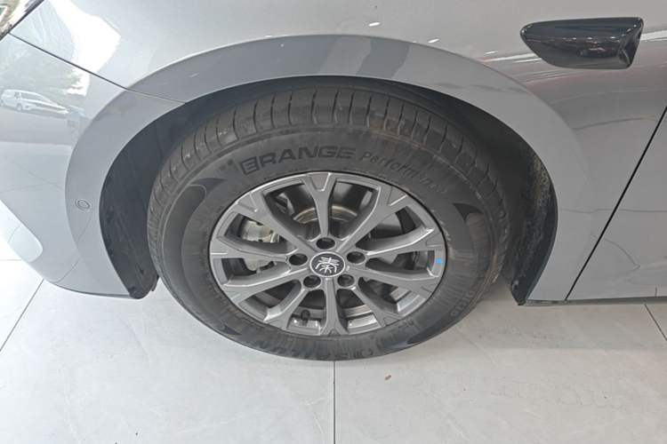 Used BYD Qin L 2025 DM-i Smart Drive 80KM Leading Model Left Front Wheel Hub