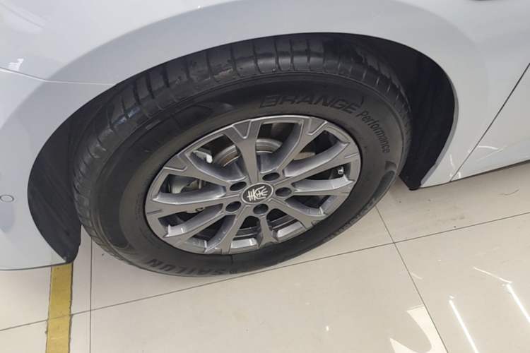 Used BYD Qin L 2025 DM-i Smart Drive 80KM Leading Model Left Front Wheel Hub