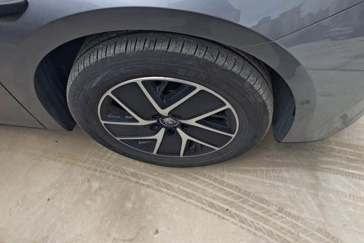 Used BYD Qin L 2025 DM-i Smart Drive 120KM Leading Model Right Front Wheel Hub
