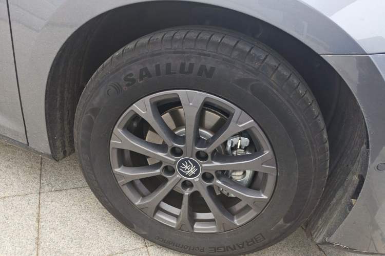 Used BYD Qin L 2025 DM-i Smart Drive 80KM Leading Model Right Front Wheel Hub