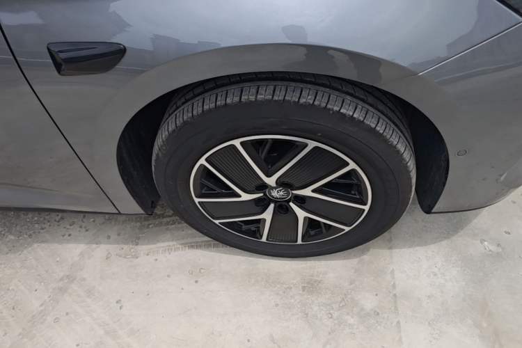 Used BYD Qin L 2025 DM-i Smart Drive 120KM Superior Model Right Front Wheel Hub