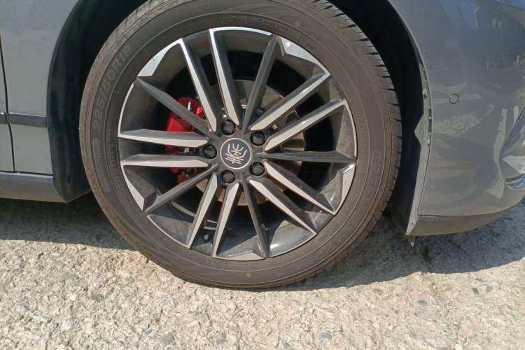 Used BYD Qin L 2025 EV 545KM Cloud Suspension Edition Right Front Wheel Hub
