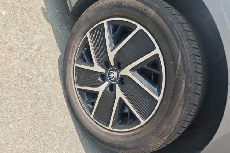 Used BYD Qin L 2025 DM-i Smart Drive 120KM Leading Model Right Front Wheel Hub