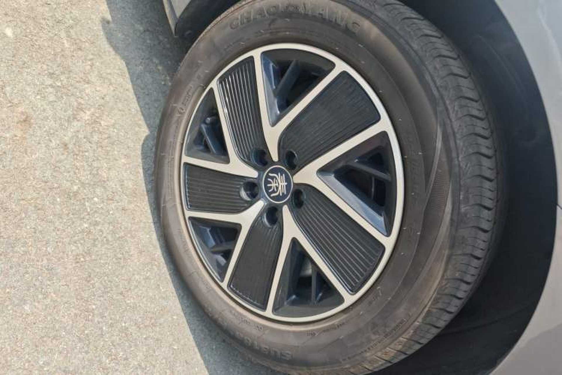 Used BYD Qin L 2025 DM-i Smart Drive 120KM Leading Model Right Front Wheel Hub