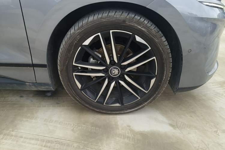 Used BYD Qin L 2025 EV 545KM Excellence Edition Right Front Wheel Hub
