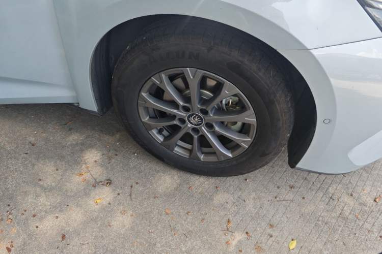 Used BYD Qin L 2025 DM-i Smart Drive 80KM Leading Model Right Front Wheel Hub