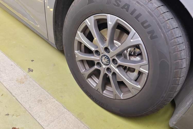 Used BYD Qin L 2025 DM-i Smart Drive 80KM Leading Model Right Front Wheel Hub