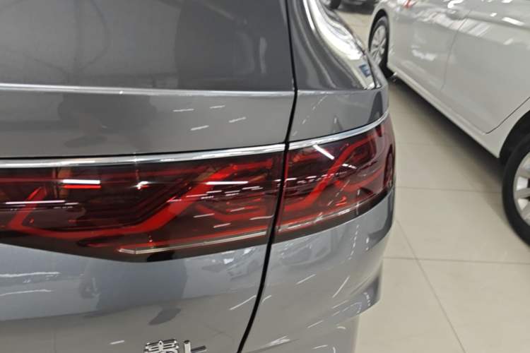 Used BYD Qin L 2025 DM-i Smart Drive 80KM Leading Model Right Rear Taillight
