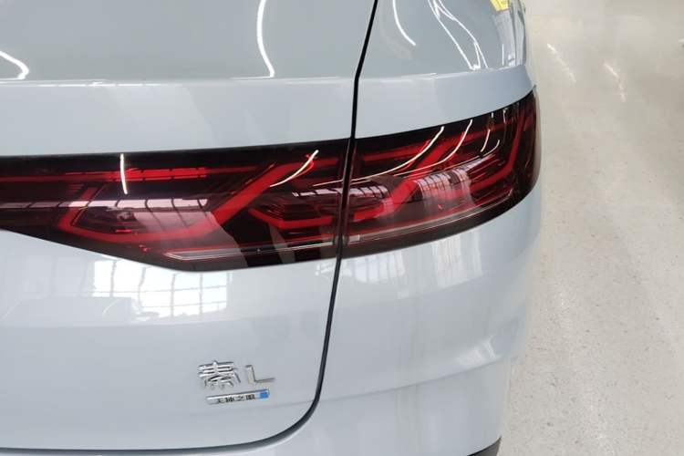 Used BYD Qin L 2025 DM-i Smart Drive 120KM Superior Model Right Rear Taillight