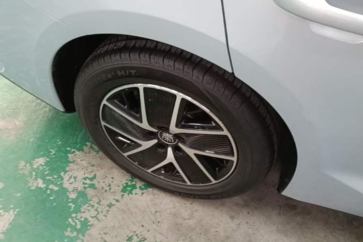 Used BYD Qin L 2025 DM-i Smart Drive 120KM Superior Model Right Rear Wheel Hub
