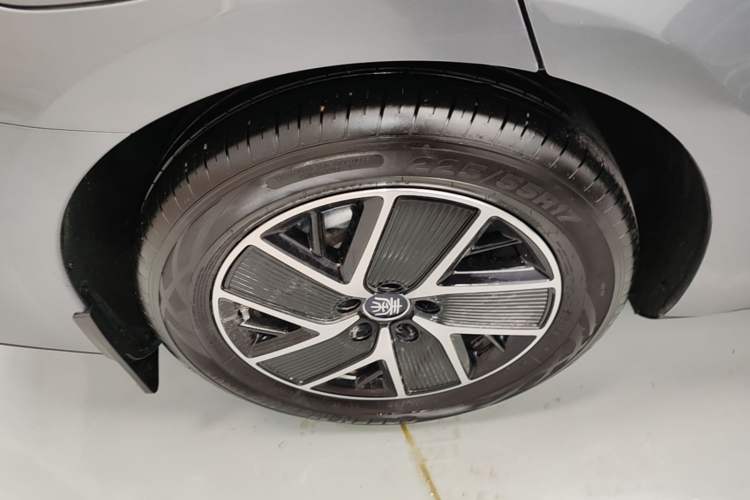 Used BYD Qin L 2025 DM-i Smart Drive 120KM Leading Model Right Rear Wheel Hub