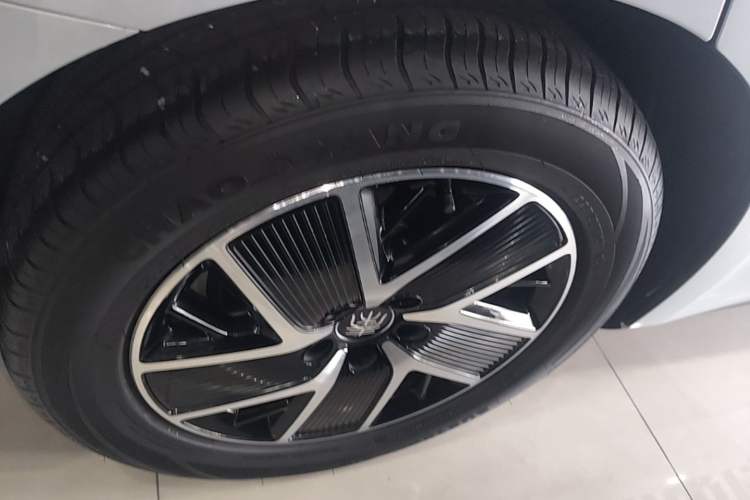 Used BYD Qin L 2025 DM-i Smart Drive 120KM Superior Model Right Rear Wheel Hub