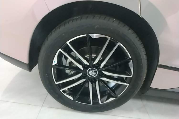 Used BYD Qin L 2025 EV 545KM Excellence Edition Right Rear Wheel Hub