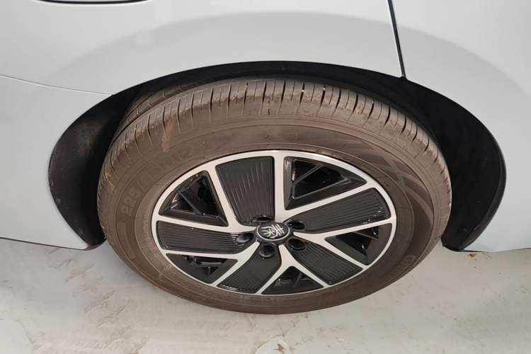 Used BYD Qin L 2025 DM-i Smart Drive 120KM Superior Model Right Rear Wheel Hub