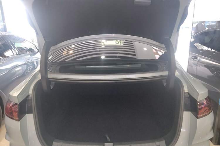 Used BYD Qin L 2025 DM-i Smart Drive 120KM Superior Model Trunk