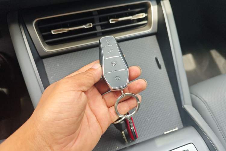 Used BYD Qin L 2025 DM-i Smart Drive 120KM Leading Model Vehicle Key