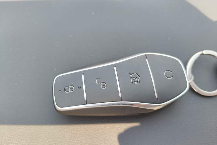 Used BYD Qin L 2025 DM-i Smart Drive 120KM Leading Model Vehicle Key