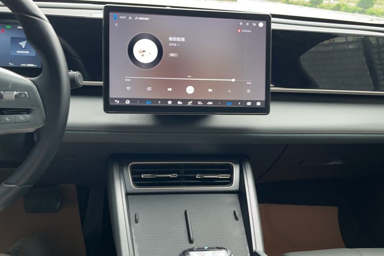 Used BYD Qin L 2025 DM-i Smart Drive 80KM Leading Model Audio And AC Panel