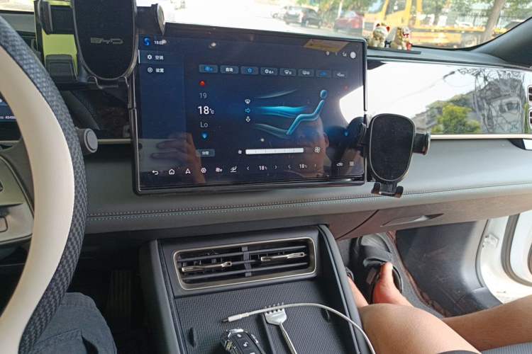 Used BYD Qin L 2025 DM-i Smart Drive 120KM Leading Model Audio And AC Panel