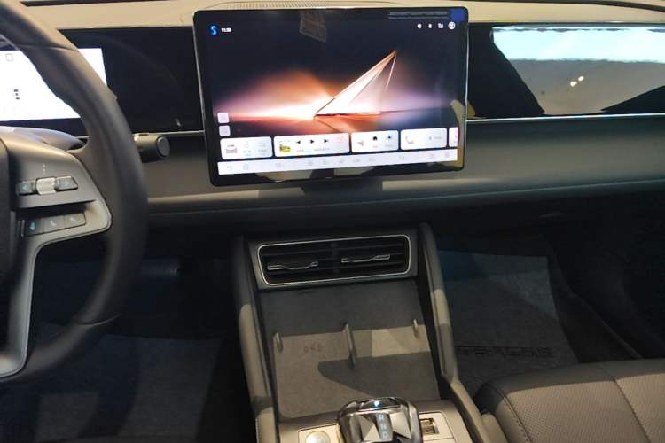 Used BYD Qin L 2025 DM-i Smart Drive 120KM Superior Model Audio And AC Panel