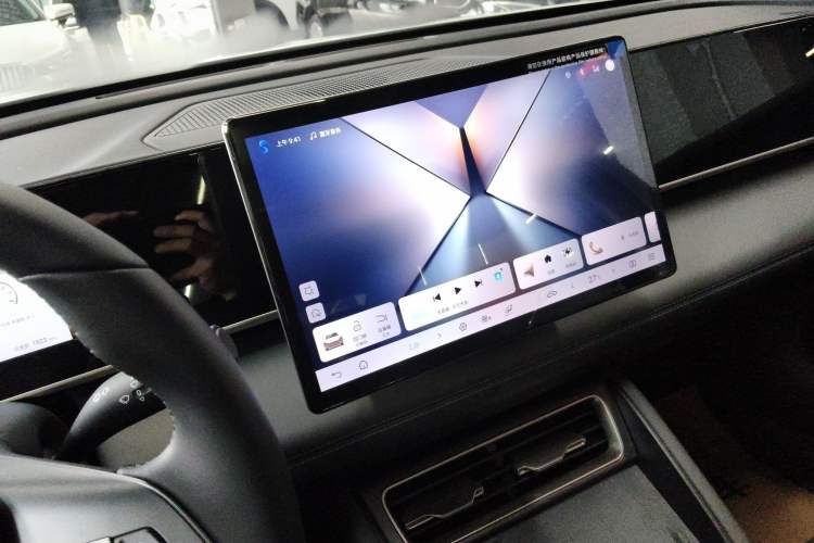 Used BYD Qin L 2025 DM-i Smart Drive 120KM Superior Model Audio And AC Panel