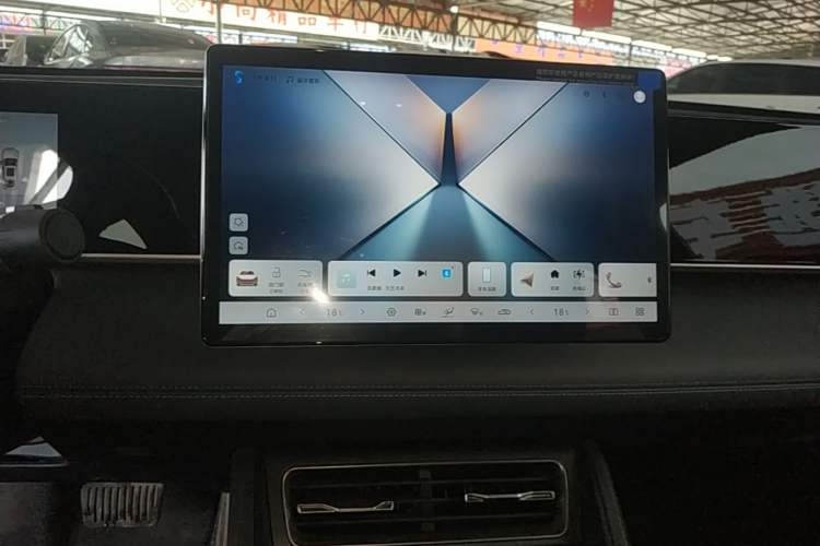 Used BYD Qin L 2025 DM-i Smart Drive 80KM Leading Model Audio And AC Panel